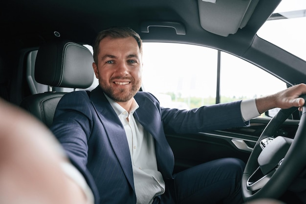 L'homme d'affaires est dans la nouvelle voiture.