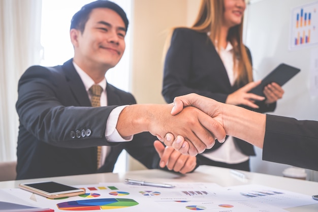 Homme d&#39;affaires est heureusement sourire main tremblante avec partenaire