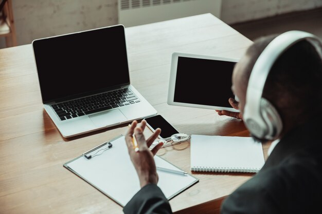 Homme d'affaires ou étudiant travaillant à domicile isolé ou en quarantaine