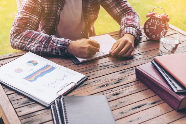 Homme d&#39;affaires ou étudiant travaillant sur la paperasse sur un bureau au bureau.