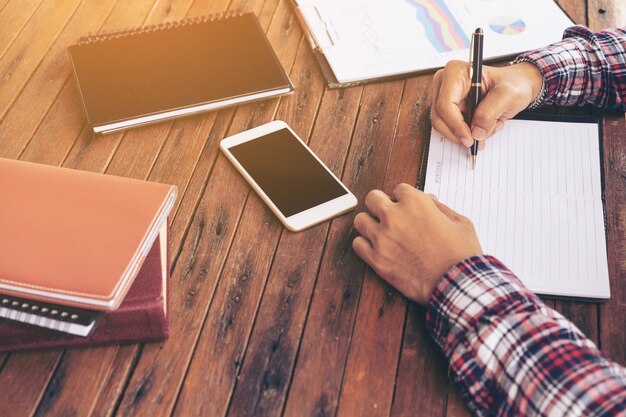 Homme d&#39;affaires ou étudiant travaillant sur la paperasse sur un bureau au bureau.