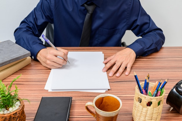 Homme d'affaires examine les documents au bureau dans la salle