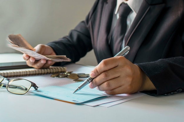 L'homme d'affaires examine des idées de comptabilité et de revenus d'entreprise sur la gestion financière et du travail. mise au point douce.