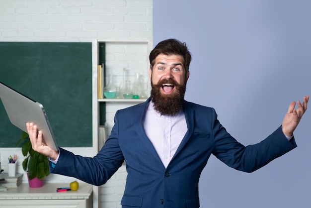 Homme d'affaires excité enseignant professionnel entrepreneur hipster rire au thé drôle de classe d'école