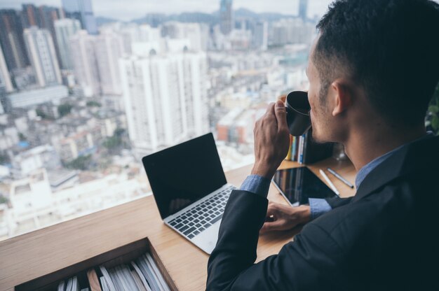 Homme d'affaires exécutif professionnel en costume travaillant confiant dans le bureau de l'entreprise, gestionnaire d'emplois, homme travaillant en ligne avec succès avec un ordinateur moderne