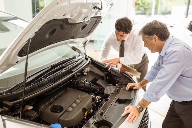 Homme d&#39;affaires expliquant les détails de la voiture