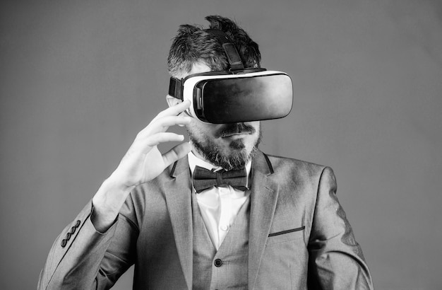 Homme d'affaires explore la réalité virtuelle Technologie numérique pour les affaires Homme d'affaires réalité virtuelle Gadget moderne Innovation et avancées technologiques Les entreprises mettent en œuvre la technologie moderne