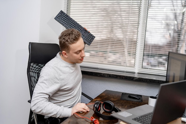 Homme d'affaires fâché cassant son ordinateur