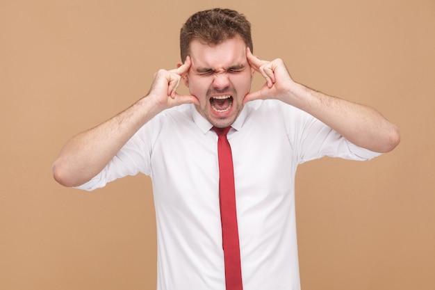 L'homme d'affaires fâché a la migraine et le mal de tête