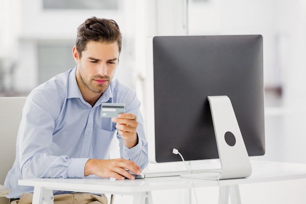 Homme d'affaires faisant des achats en ligne sur ordinateur