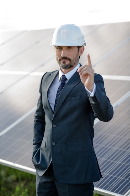 Homme d&#39;affaires faisant un choix en faveur de l&#39;énergie solaire.