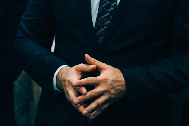 Homme d'affaires faisant des gestes avec les mains pendant son discours