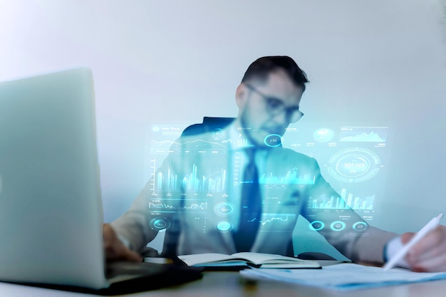 Homme d'affaires faisant de la planification stratégique et de l'analyse des données financières, des graphiques et des graphes et du trading wit