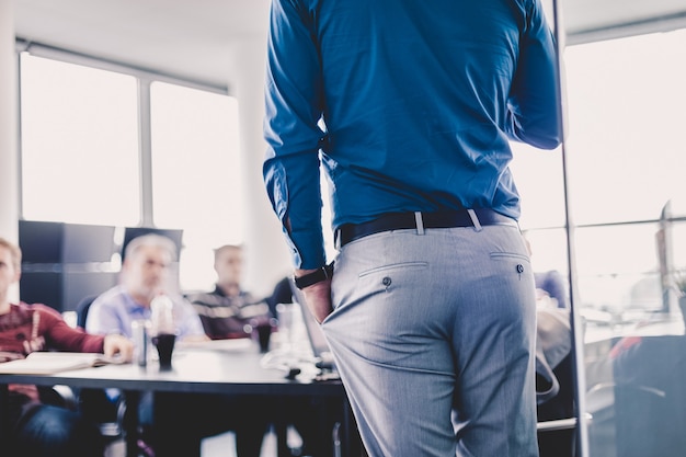 Homme d'affaires faisant une présentation au bureau