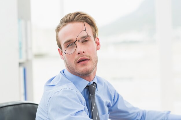 Homme d&#39;affaires fatigué avec des lunettes se réveiller