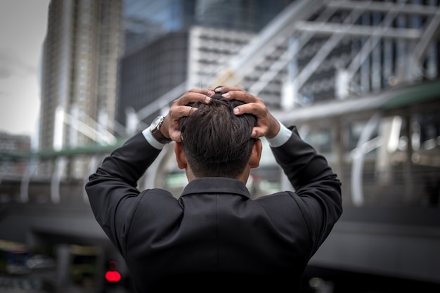 Homme d&#39;affaires fatigué ou stressé après son travail. Image du concept d&#39;homme d&#39;affaires stressé.