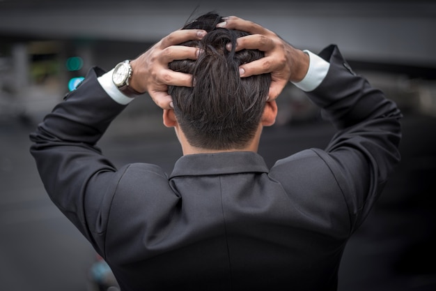 Homme d'affaires fatigué ou stressé après son travail.