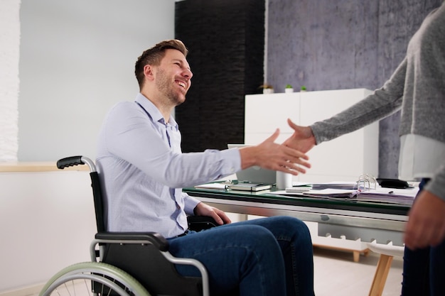 Un homme d'affaires en fauteuil roulant tremble
