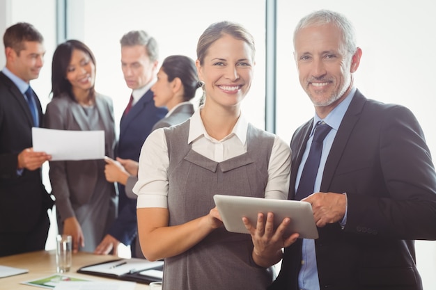 homme d'affaires et femme d'affaires à l'aide de tablette numérique