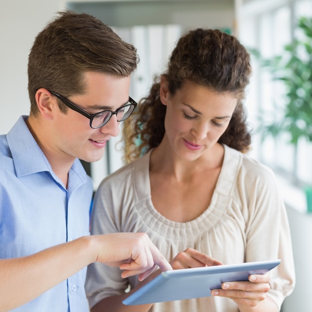 Homme d&#39;affaires et femme d&#39;affaires à l&#39;aide de tablette numérique