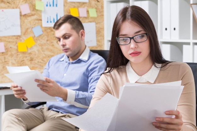 Homme d&#39;affaires et femme d&#39;affaires au bureau