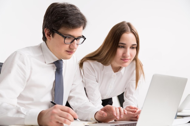 Homme d&#39;affaires et femme d&#39;affaires au bureau