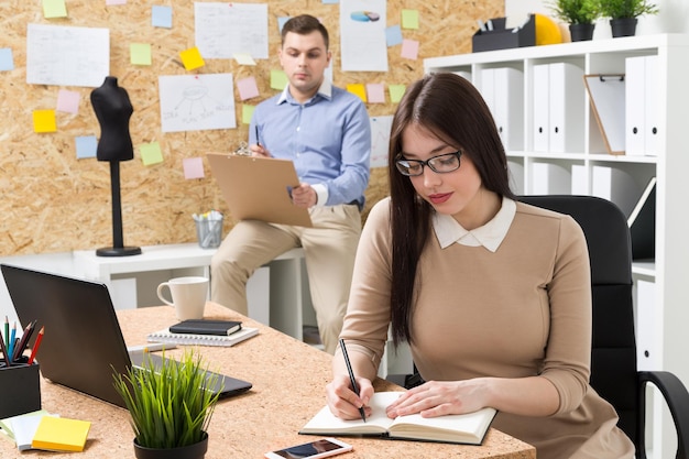 Homme d&#39;affaires et femme d&#39;affaires au bureau