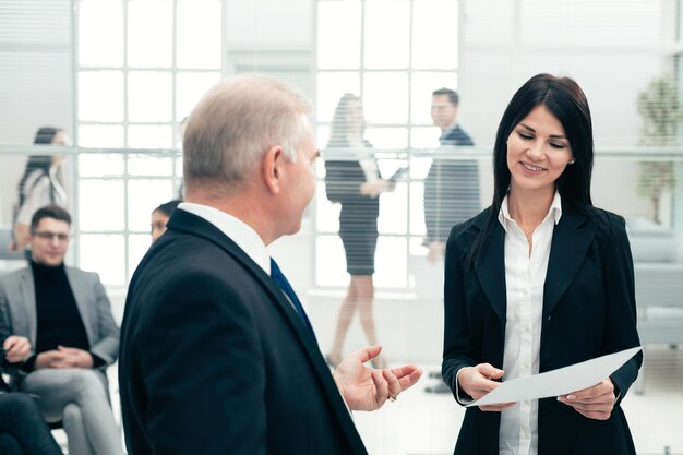 Homme d'affaires et femme d'affaires discutant d'un document commercial. jours de travail de bureau