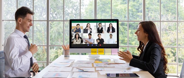 Photo un homme d'affaires et une femme d'affaires du caucase, un employé du personnel assis, préparent des documents d'information sur les documents d'information de graphique de données financières de statistiques d'analyse pour une téléconférence vidéo mondiale.