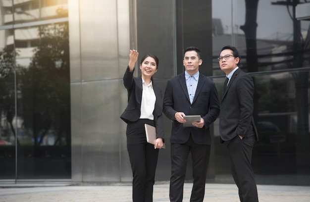 Homme d&#39;affaires et femme d&#39;affaires partenaire de consultation et de discuter à l&#39;extérieur.