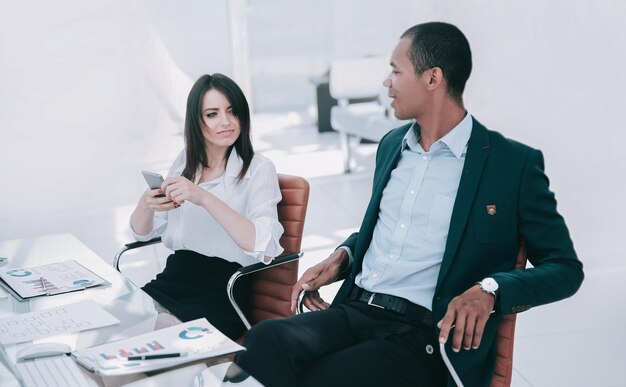 Homme affaires, et, femme affaires, séance, à, a, bureau