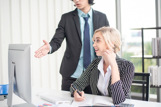 Homme d'affaires et femme d'affaires sont des données commerciales d'analyse, plan d'affaires