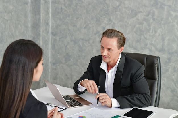 Homme d'affaires et femme d'affaires travaillant au bureau dans un bureau