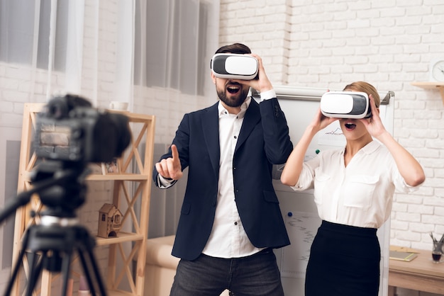 Photo homme d'affaires et femme d'affaires utilisant la réalité virtuelle vr.