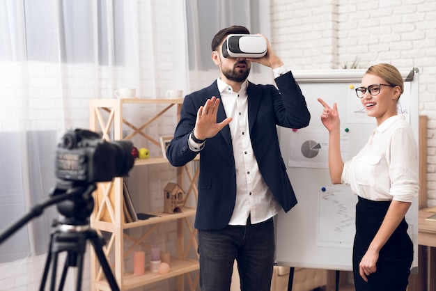 Homme d'affaires et femme d'affaires utilisant la réalité virtuelle VR.