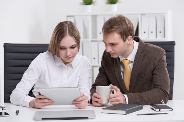 Homme d&#39;affaires et femme d&#39;affaires