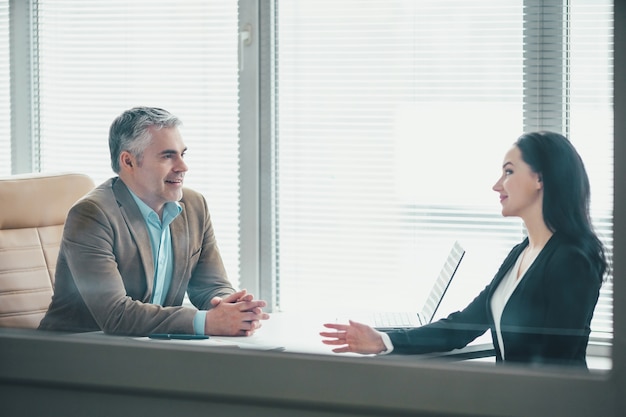 L'homme d'affaires et une femme discutant à la table du bureau