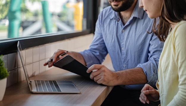 Homme d'affaires et femme travaillant ensemble sur tablette. Technologie d'entreprise et innovation pour réussir et réussir en équipe.