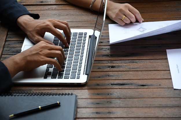 Homme d&#39;affaires et femme travaillant sur le papier de rapport au bureau extérieur avec équipement de communication