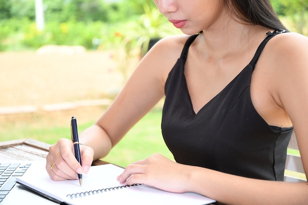 Homme d&#39;affaires et femme travaillant sur le papier de rapport au bureau extérieur avec équipement de communication