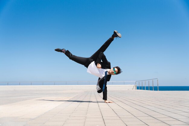 Homme d'affaires flexible et cool faisant un tour acrobatique