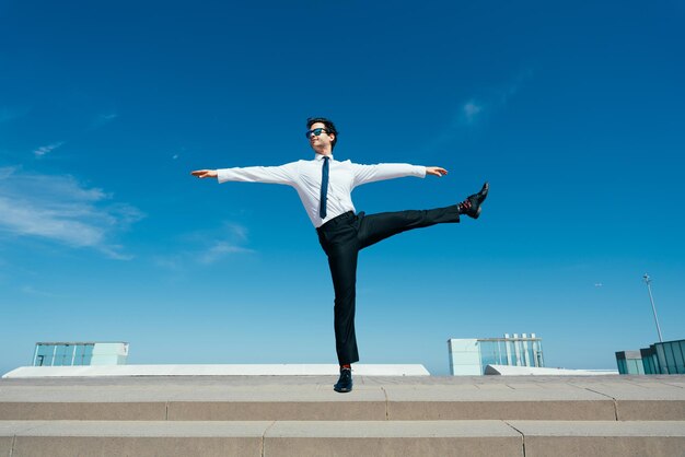 Homme d'affaires flexible et cool faisant un tour acrobatique