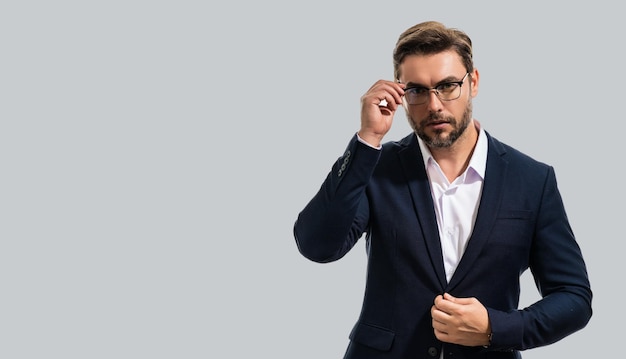 L'homme d'affaires sur fond de bannière isolé gris studio portrait d'âge moyen confiant hiapanic bu