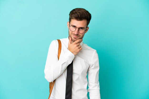 Homme d'affaires sur fond isolé avec des lunettes et souriant