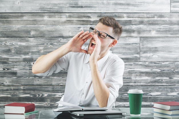 Homme d'affaires furieux sur le lieu de travail