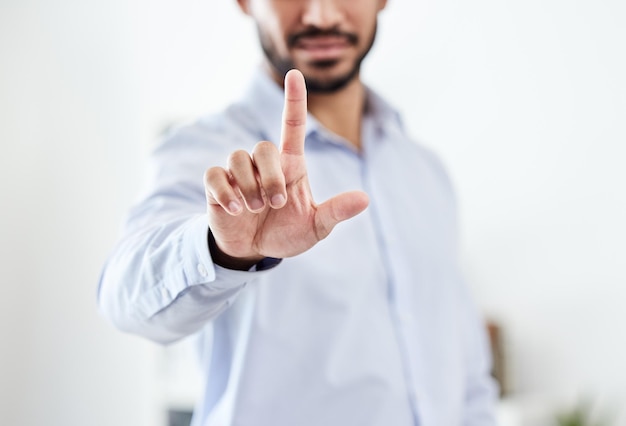 Homme d'affaires futuriste et futuriste moderne pointant son doigt vers le haut en appuyant sur un écran tactile virtuel vide Portrait en gros plan d'un homme professionnel d'entreprise touchant un écran invisible ou dans un bureau