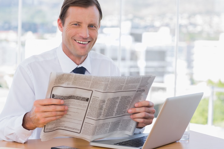 Photo homme d&#39;affaires gai lire un journal