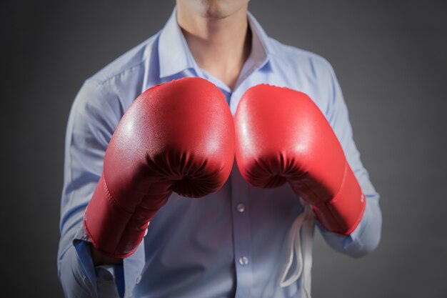 Photo homme d'affaires avec un gant de boxe rouge