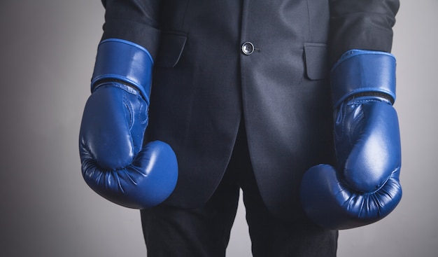 Photo homme d'affaires en gants de boxe. affaires, puissance, sport