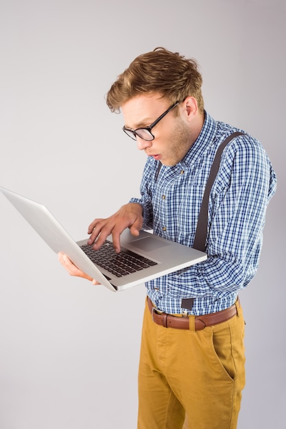 Homme d&#39;affaires geek à l&#39;aide de son ordinateur portable